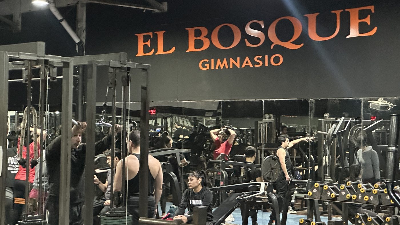 Sala de musculación de El Bosque Gimnasio, con el cartel del gimnasio al fondo