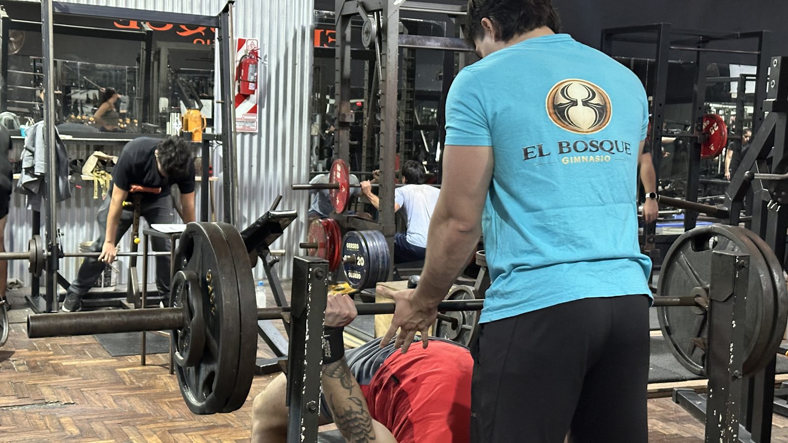 Press de banca en la sala de El Bosque Gimnasio